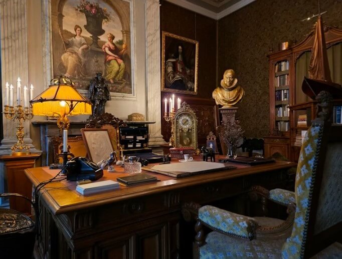 Vintage antiques buyers Cape Coral South Florida. Updated 2026
